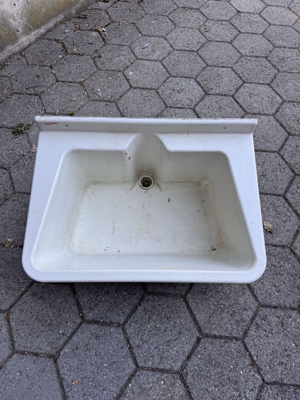 Romay Spülbecken & Waschbecken: Romay - Waschtrog / Ausgussbecken – Gebraucht aus Herrenschwanden von kiribatis