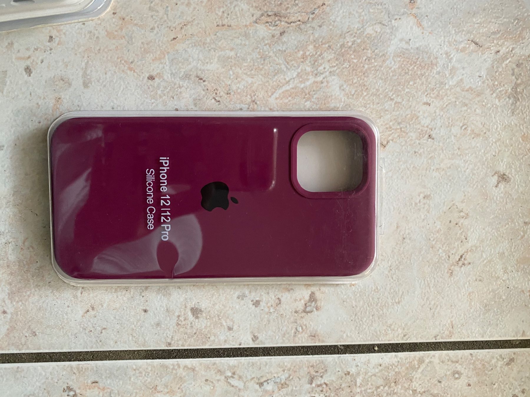 Cover & Protezioni schermo: Coque iPhone 12/12 Pro Silicone Case couleur Bordeaux – Nuovo e nell'imballaggio originale da Denges venduto da val_j8w7 3