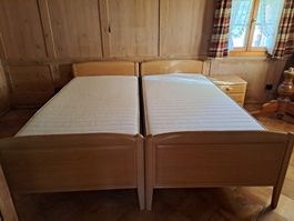 Zwei Einzelbetten mit Kommode Holz hell gebraucht