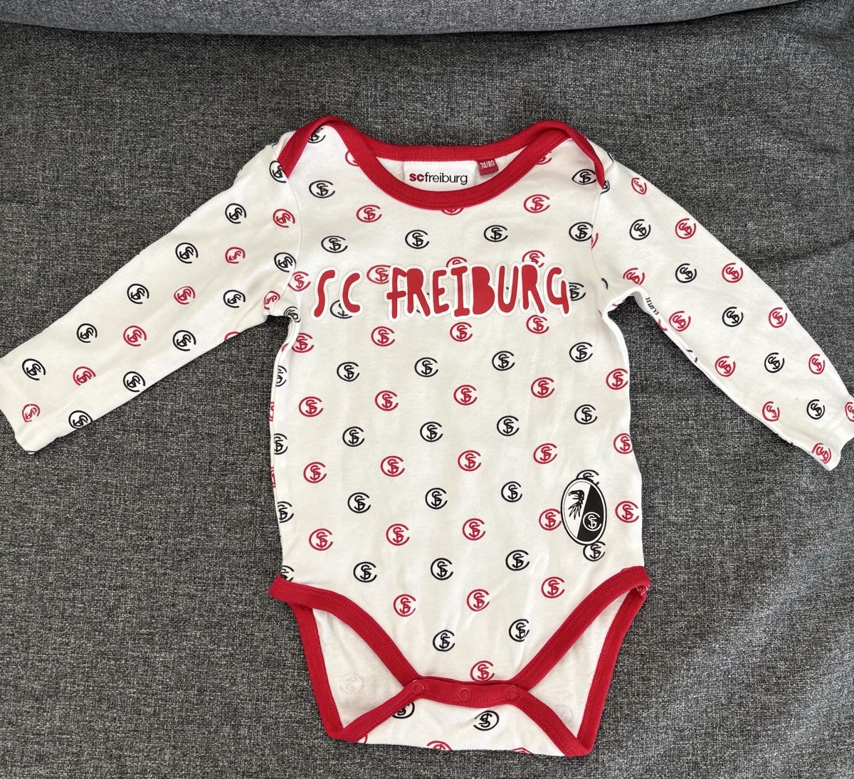 Kleiderpakete: Body SC Freiburg langarm 74/80 – Gebraucht aus Vordemwald von Stee1990