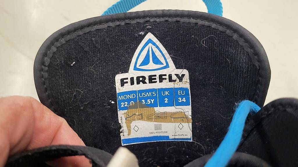 Chaussures garçon: Boots de snowboard pour enfant, taille 34. – D'occasion à Arconciel par Rvk 2