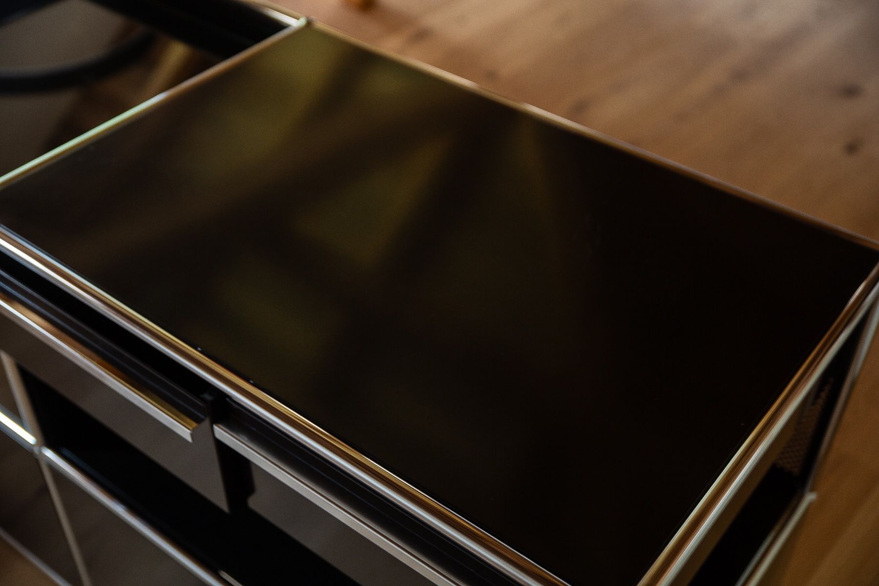 Cassettiere: USM Haller Sideboard schwarz mit Glas und Schubladen – Usato da Samnaun Dorf venduto da theozegg 2