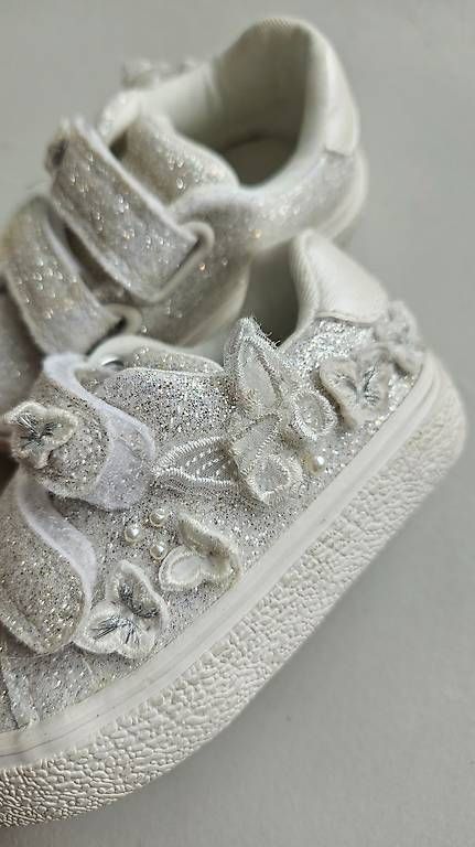 Next Schuhe für Mädchen: Schuhe mit Glitzer weiss/silber Grösse 19 – Gebraucht aus Strengelbach von Ciinci 1
