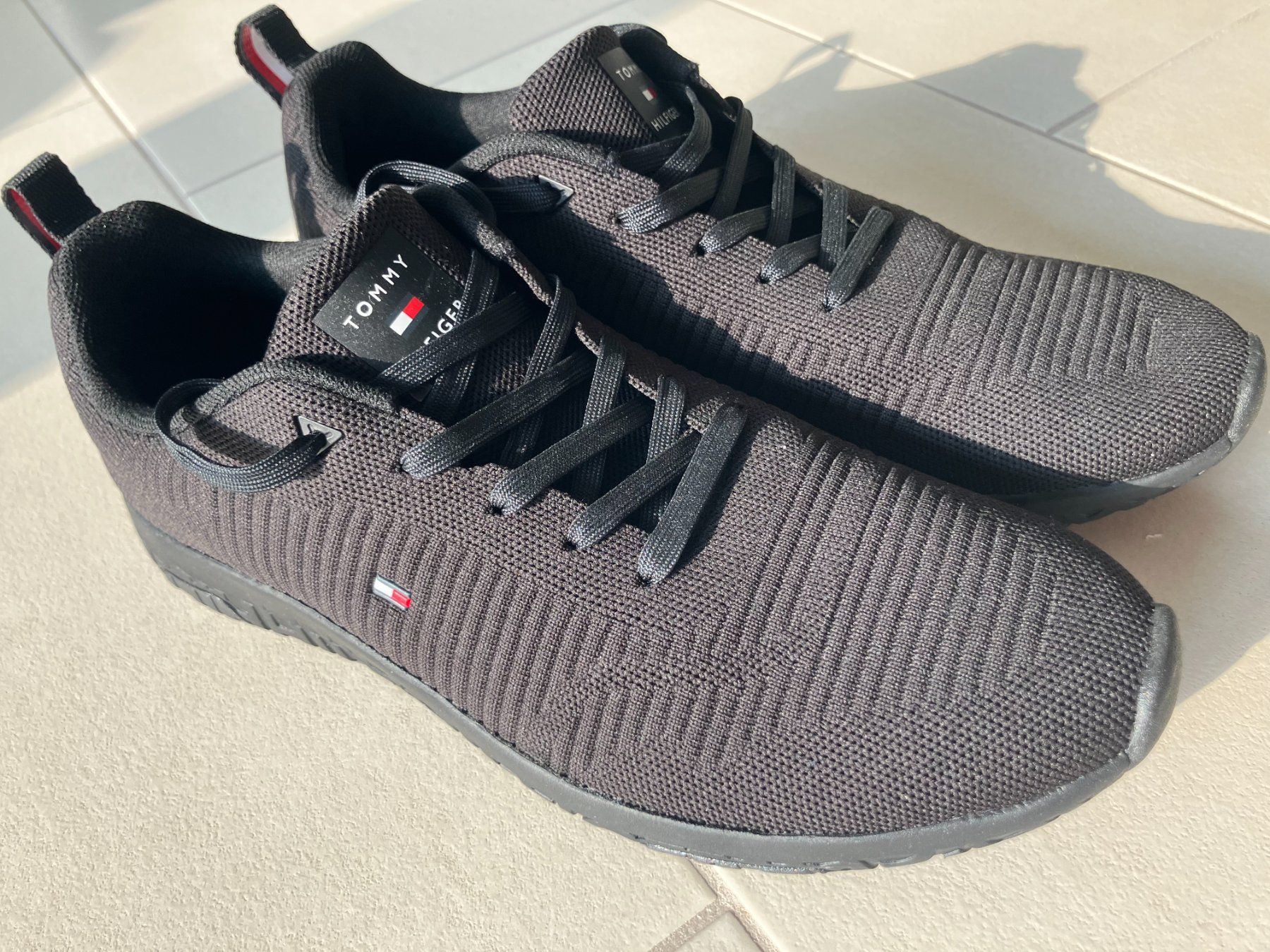 Tommy Hilfiger Scarpe da uomo: Schwarze Tommy Hilfiger Sneaker EUR 45 – Nuovo (secondo la descrizione) da Haag (Rheintal) venduto da lemsam 1