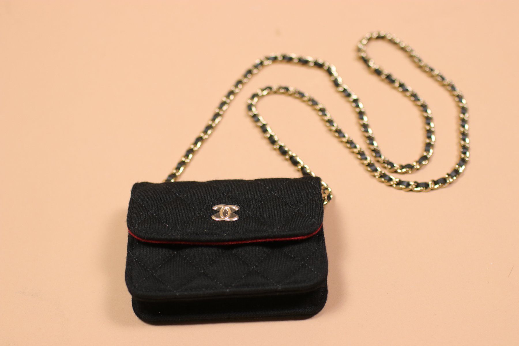 Chanel Borse da donna: 2000s CHANEL Mini Flap Bag - Black & Red Canvas – Usato da Hombrechtikon venduto da BAZ-Vintage