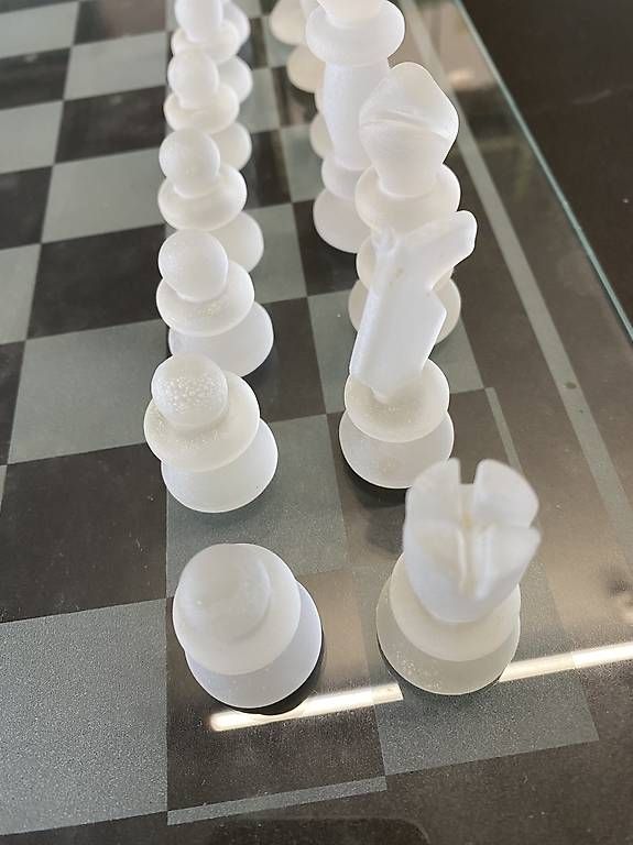 Jeux: Schachbrett aus Glas, komplett – D'occasion à Kaisten par AMSImara 1