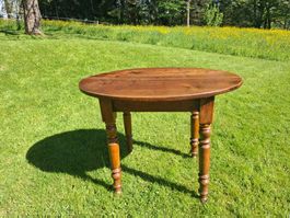 Runder Holztisch, antik