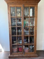 Rustikale Vitrine aus Massivholz mit Glastüren