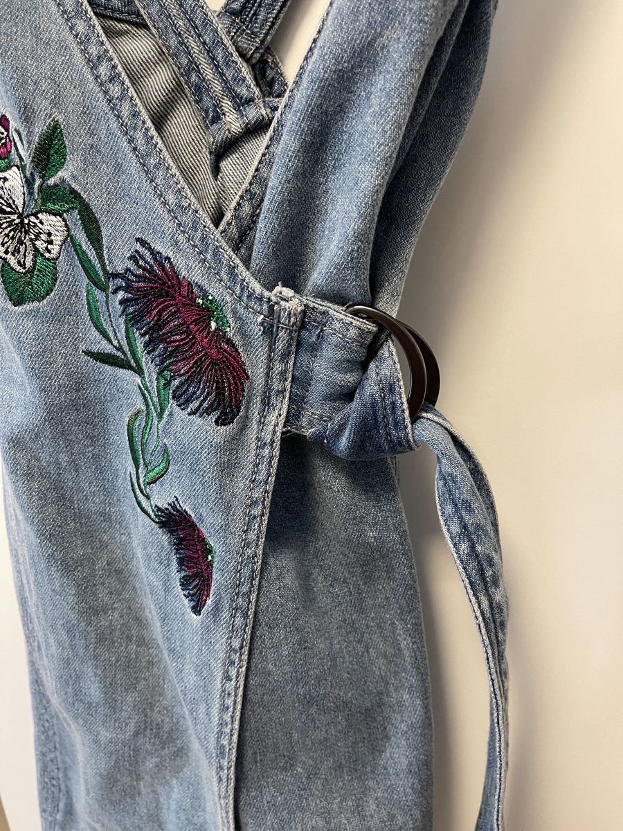 H&M Vestiti: Jeanskleid mit Blumenmuster – Nuovo (secondo la descrizione) da Uzwil venduto da noe_9f9c 1