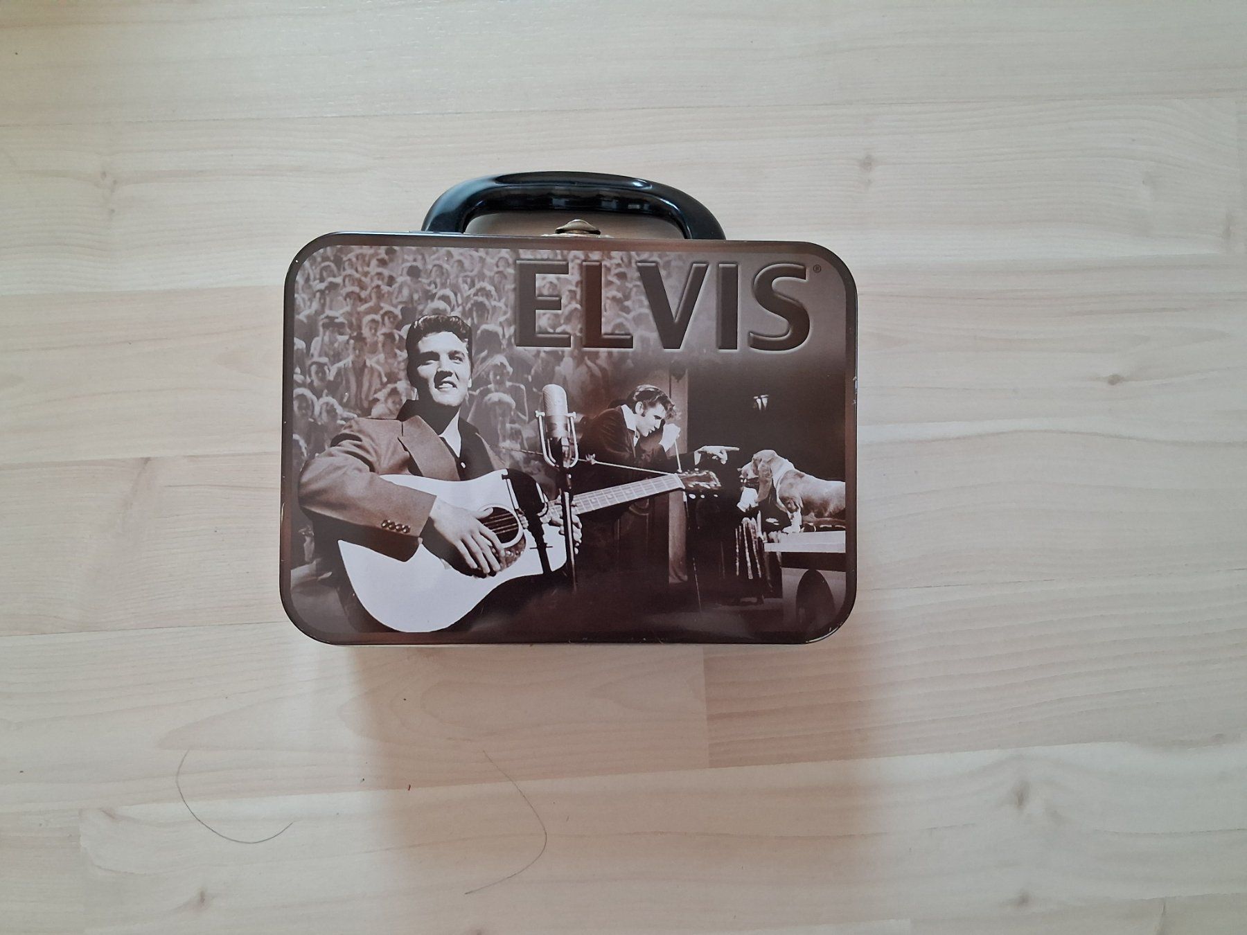 Reisekoffer: KLEINER ELVIS KOFFER FAHNSHOP – Gebraucht aus langnau von Santos1411