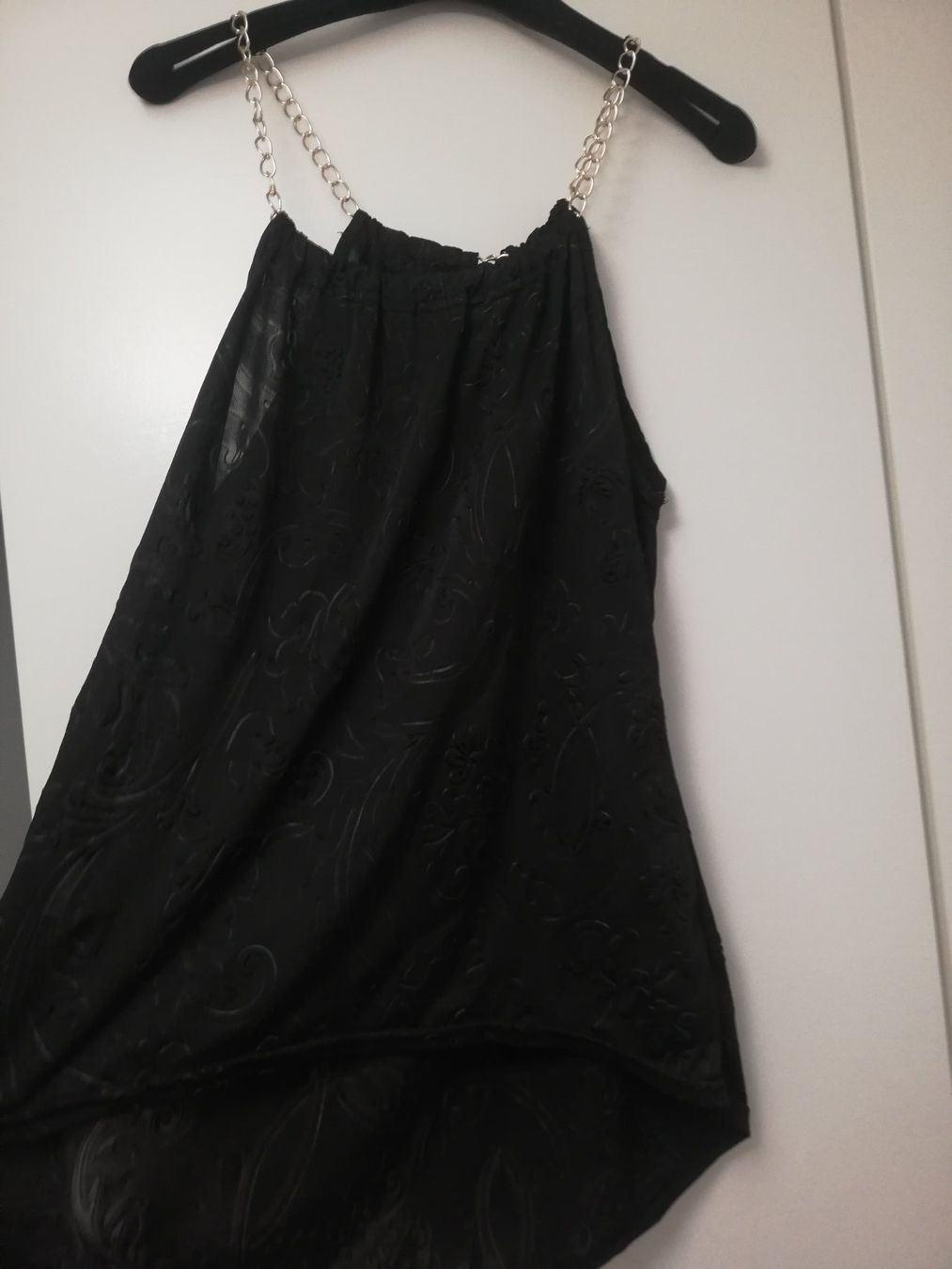Top: Top nero con catene oro, elegante e originale! – Usato da Wettswil am Albis venduto da lin_8h9t 1