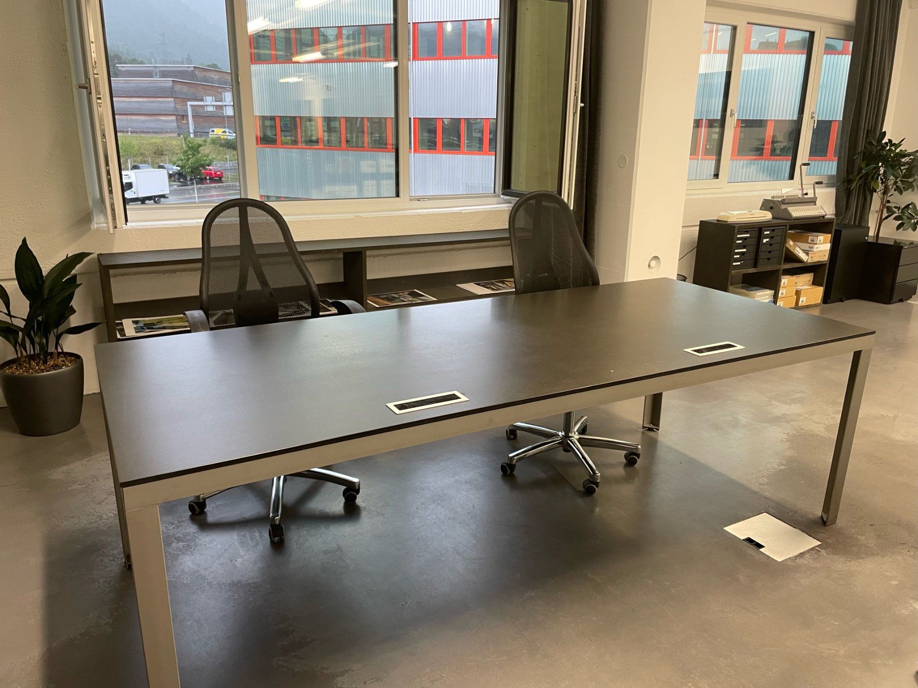 Scrivanie: Hochwertiger Bürotisch mit zwei Arbeitsbereichen – Nuovo (secondo la descrizione) da chur venduto da ralig