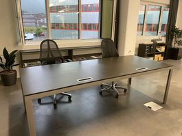 Hochwertiger Bürotisch mit zwei Arbeitsbereichen