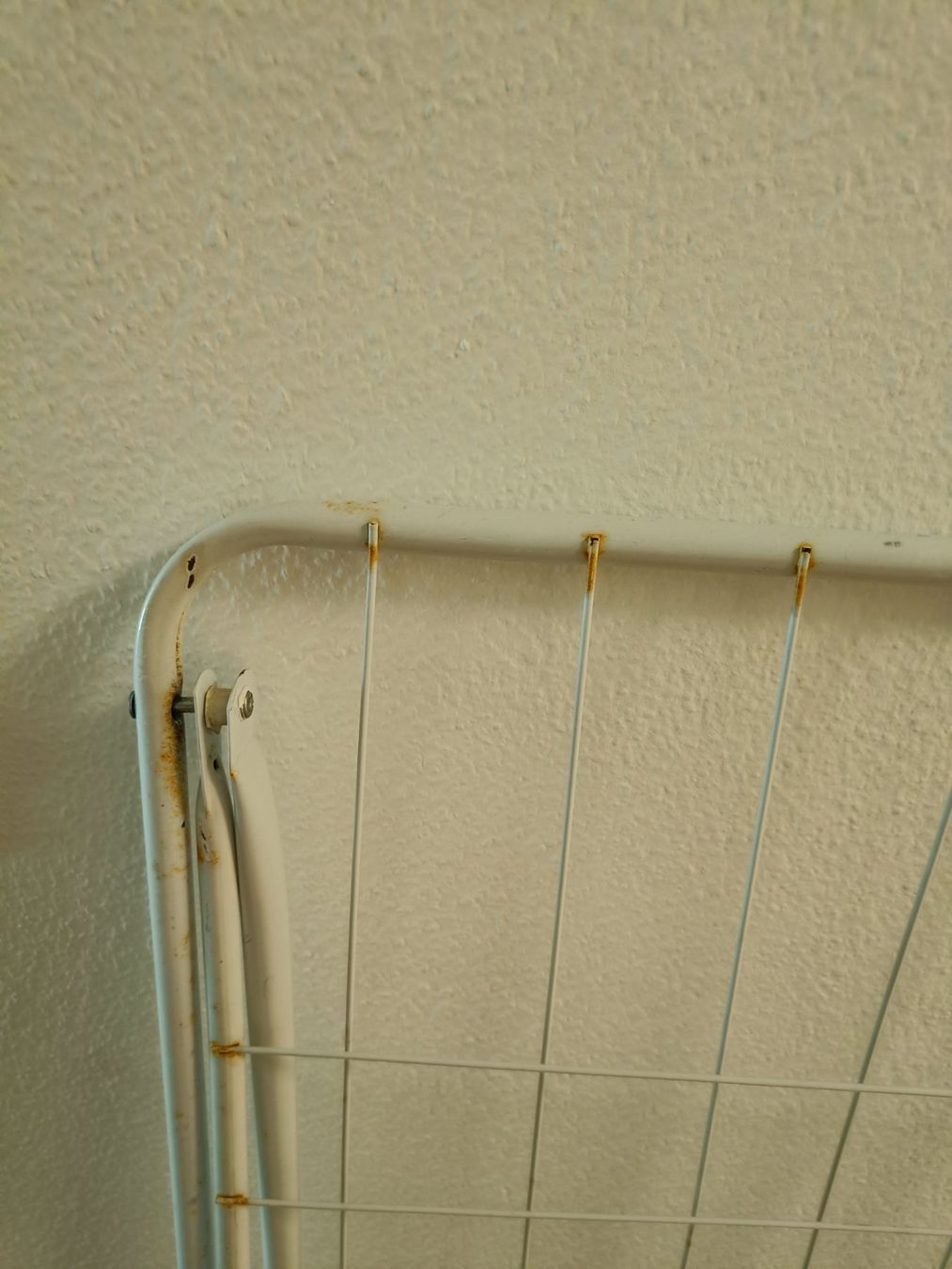 Séchoirs à linge: Alter Wäscheständer mit Roststellen – D'occasion à Zürich par Atelier.Second 7