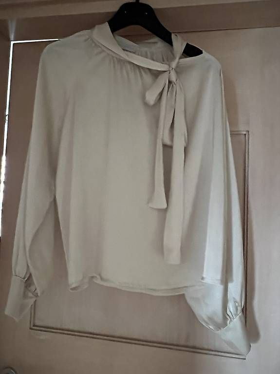 Blusen: Satinbluse crème – Gebraucht aus Minusio von Hefrie52