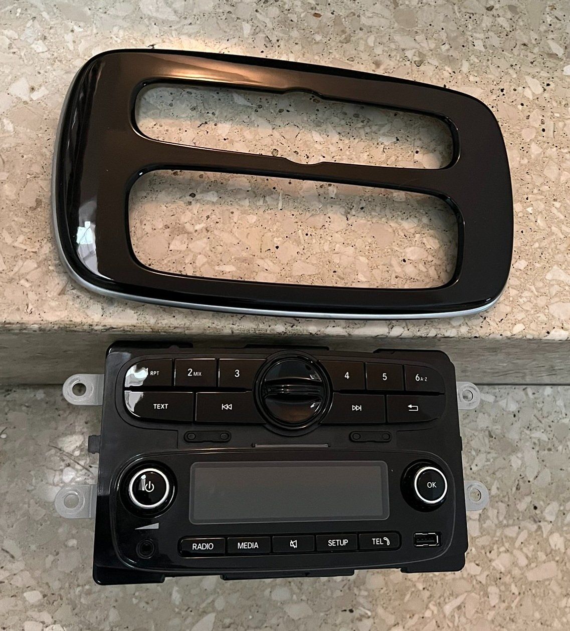 Radio: Original Smart ( 453 )Radio, inklusive Abdeckblende – Nuovo e nell'imballaggio originale da Dietikon venduto da Numis8953