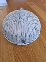 Gedeckter Tisch: Praktische Speisehaube aus Rattan!