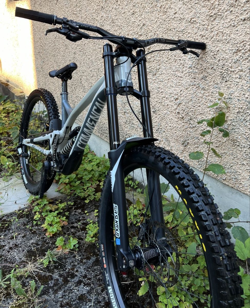 Commencal Biciclette: Commencal Supreme DH V4 – Usato da Winterthur venduto da inlex 1