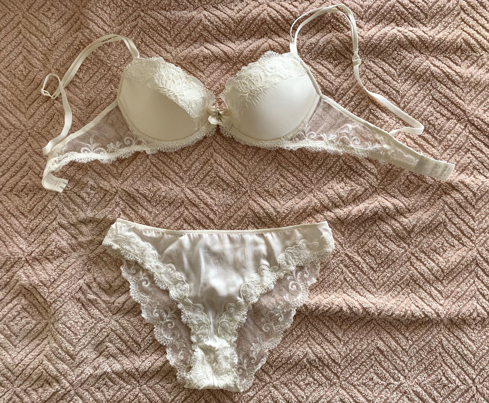 Lise Charmel Altra biancheria intima: LUXUS-BH-SET SEIDE/SPITZEN VON LISE CHARMEL – Nuovo e nell'imballaggio originale da Starrkirch-Wil venduto da Evelyne222