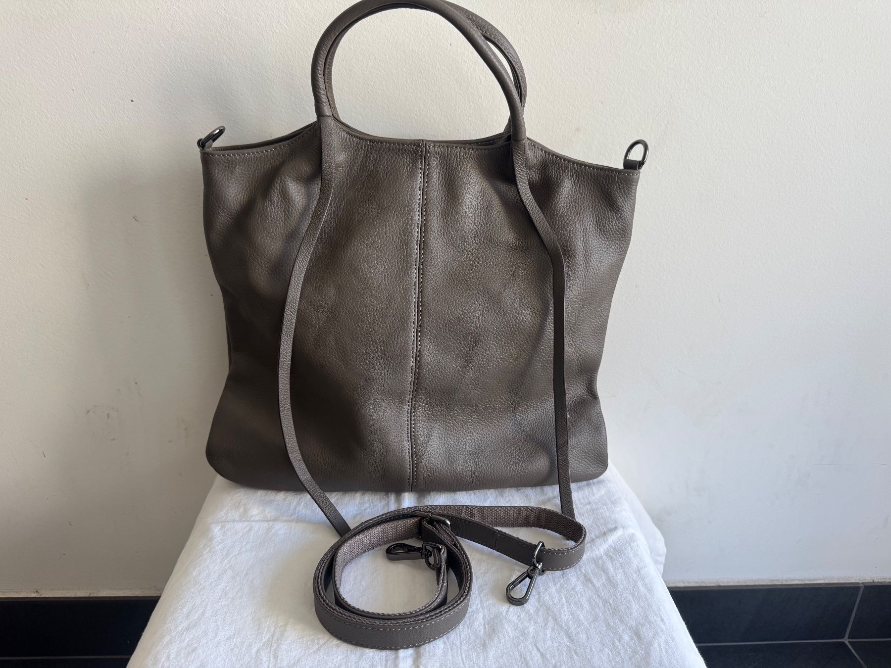 Borse da donna: Sac cuir gris cuir – Usato da Carouge GE venduto da Myr_hbt9