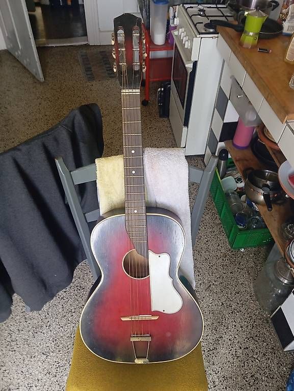 Strumenti musicali: Accoustic guitar – Usato da Basel venduto da Petergunn