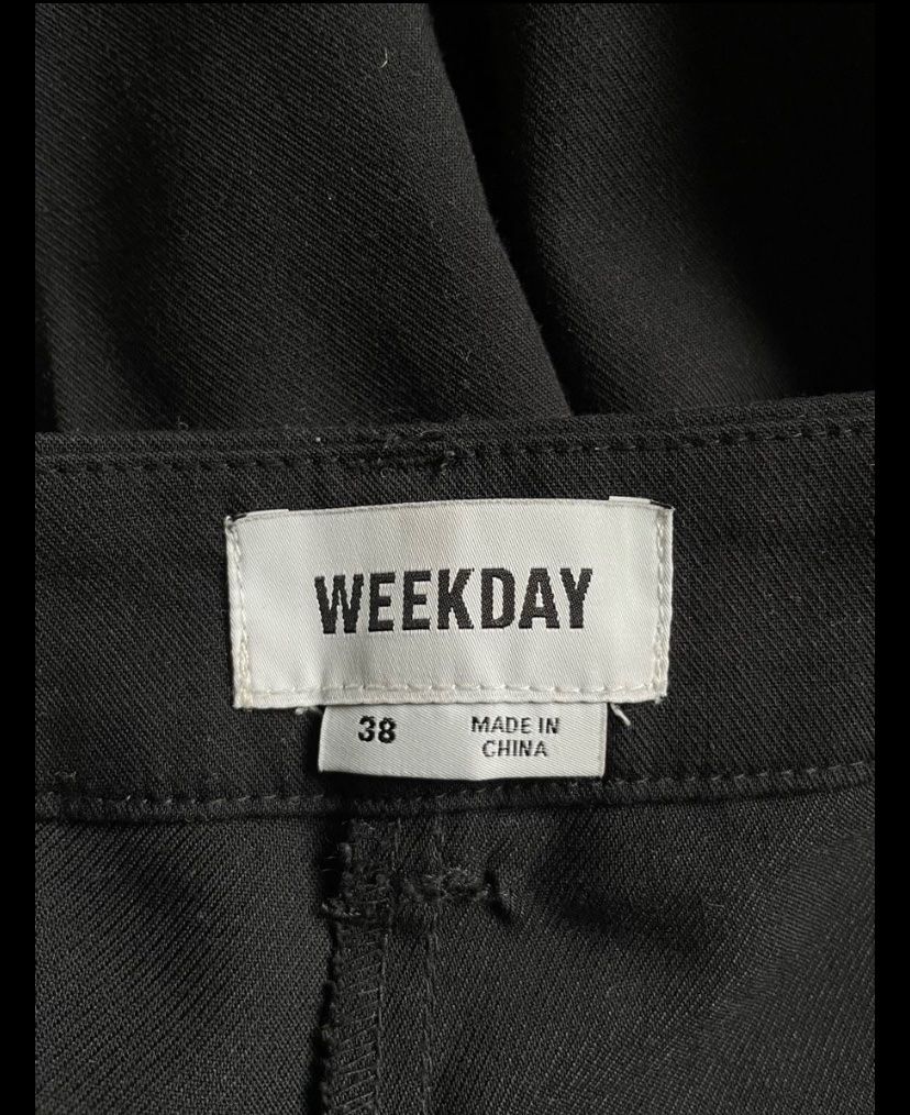 Weekday Pantaloni: Weekday Lilah Tailored Trousers – Usato da Pfungen venduto da car_7l8r 1