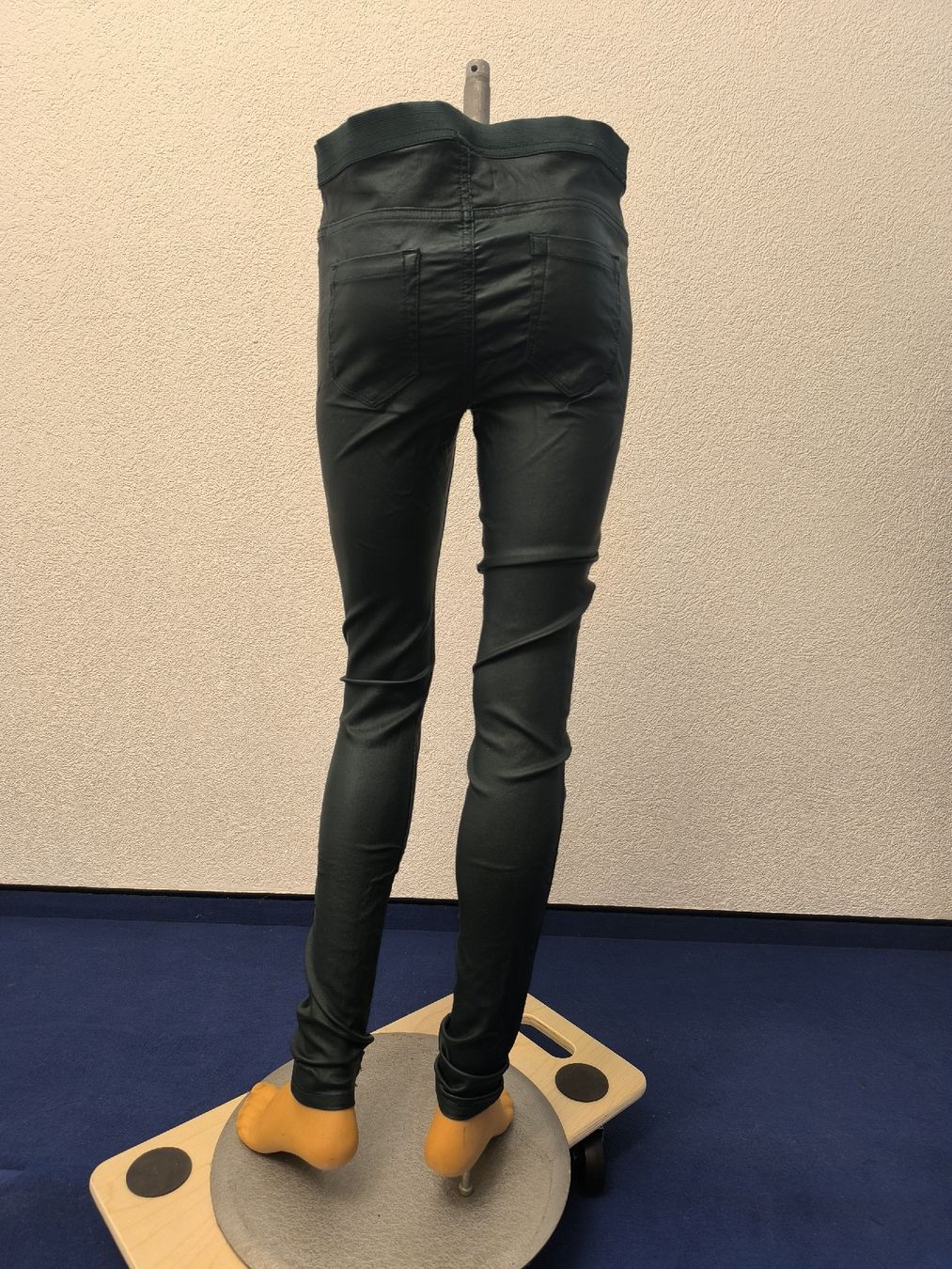 Leggings: Dunkelgrüne Leggins in Lederoptik - Gothic, Punk, Emo – Usato da Fischbach LU venduto da BuBri 1