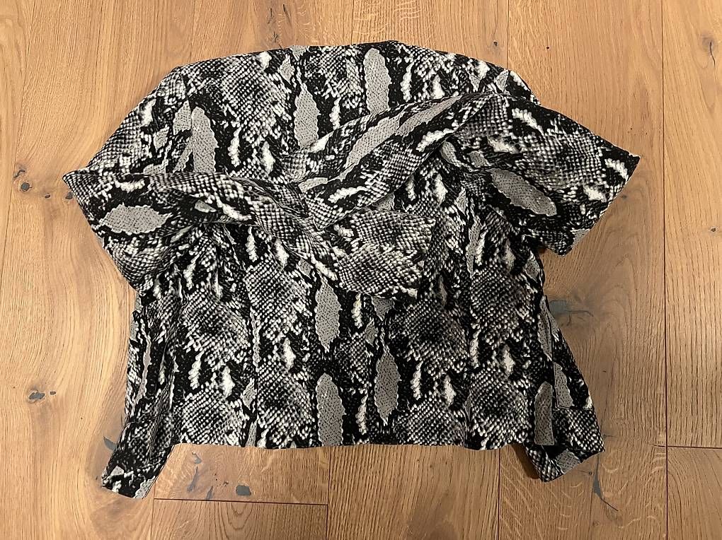 Giacche: Graue Schlangenmuster Jacke Gr. S Vero Moda – Usato da Sevelen venduto da ale_v29l 4