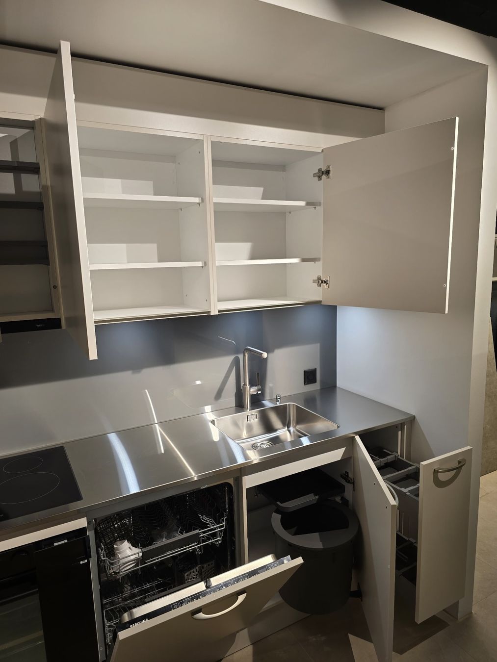 Cucine complete: Ausstellungsküche mit Edelstahlabdeckung – Usato da Niederlenz venduto da stiiifff_85 2