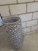 Grauer Übertopf mit Muster, Top Zustand für den Garten!