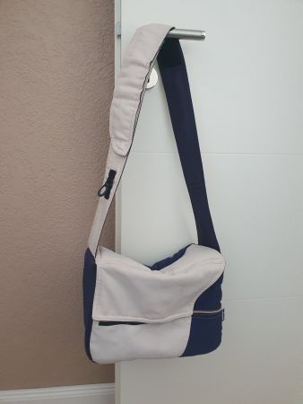 Sac bandoulière Chicco bleu marine et beige