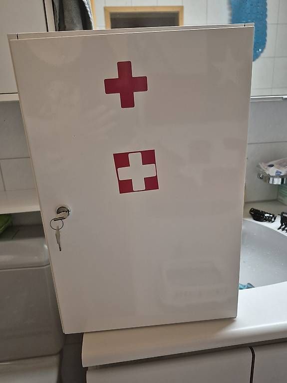 Kit di pronto soccorso: Apothekerschrank – Usato da Oberhofen Thun'see venduto da luckenbach