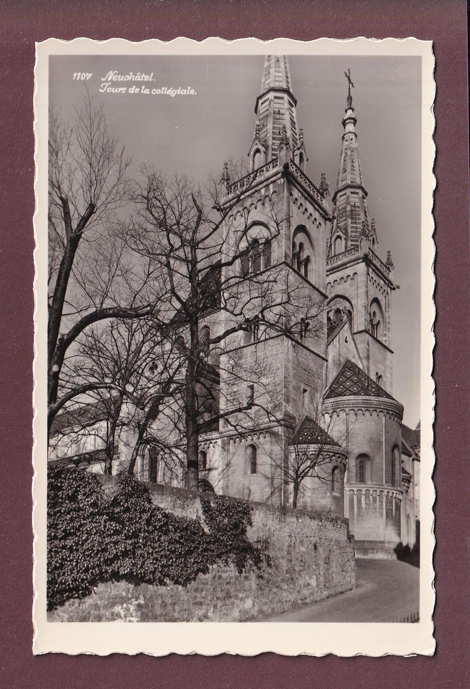 Cartoline postali: NEUCHÂTEL - Tours de la Collégiale – Usato da Pully venduto da nicecards