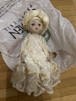 Bambola vestita da sposa con dettagli dorati