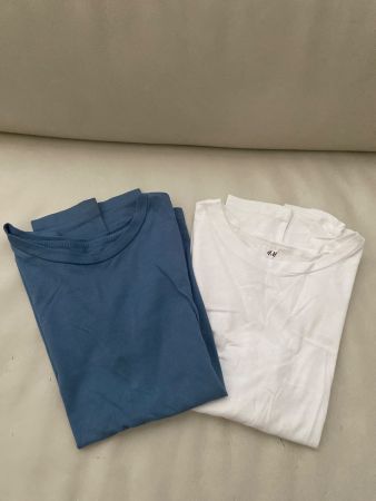 Deux t-shirts à manches longues H&M t. 134-140 pour garçon
