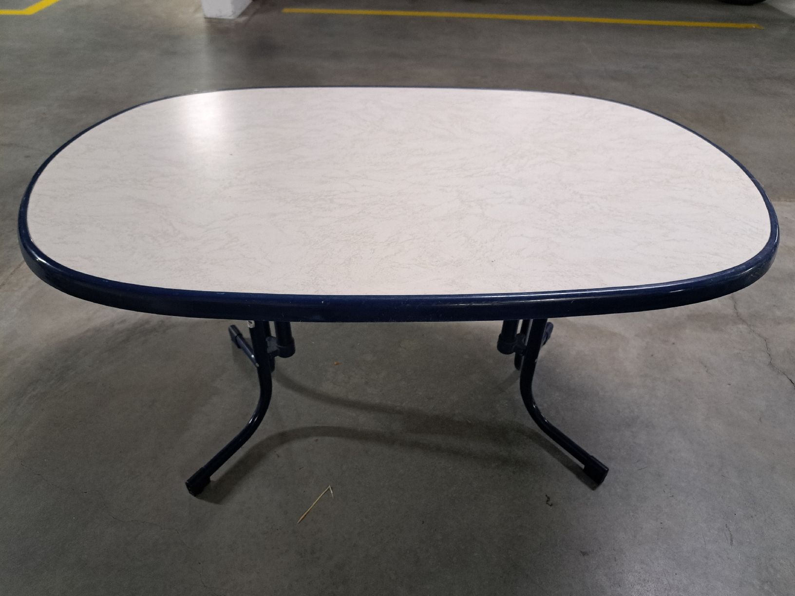 Tavoli: Tisch oval mit Metallgestell gebrauchter Zustand – Usato da Wynau venduto da ekr_6q62