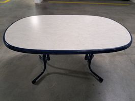 Tisch oval mit Metallgestell gebrauchter Zustand