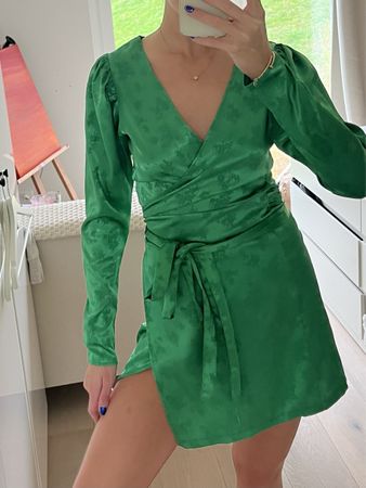 Grünes ZARA Wickelkleid Satin Gr. S Herbst Look