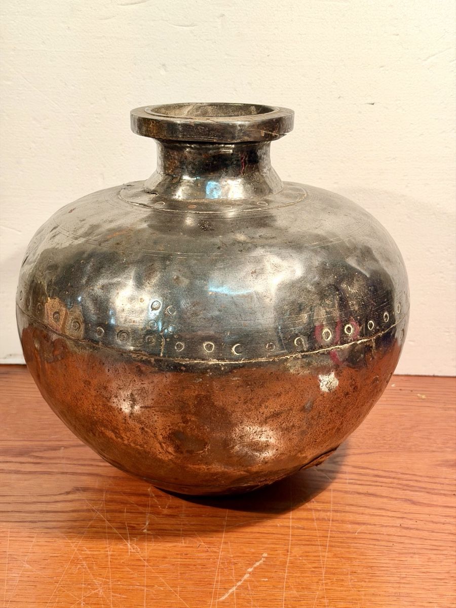 Vasen & Gefässe: Vintage Hammered Metal Pot - Unique Decorative Piece – Gebraucht aus Lausanne von artnouveau04