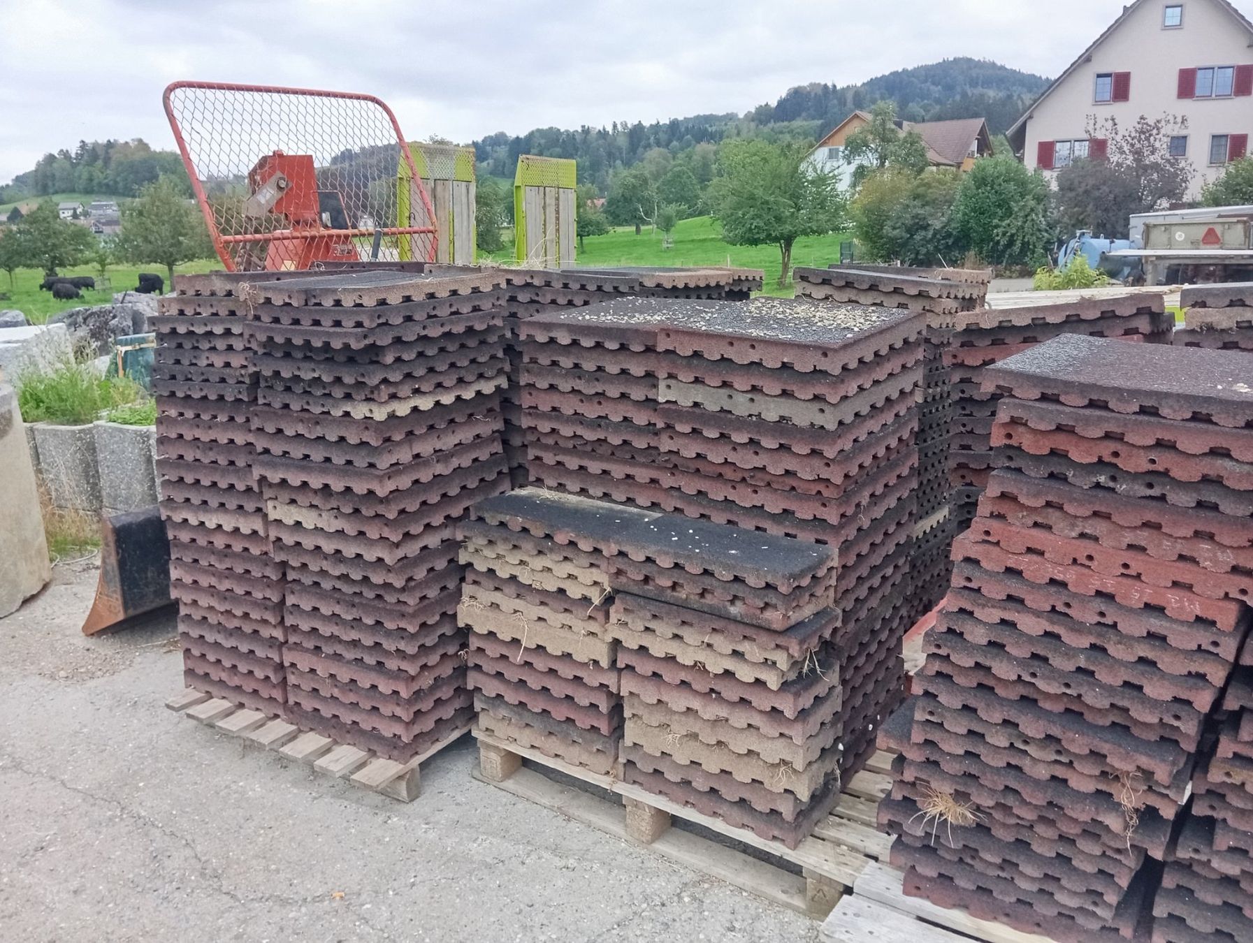 Rivestimenti per pavimenti: Fallschutzplatten – Usato da Bäretswil venduto da mueller.baeretswil