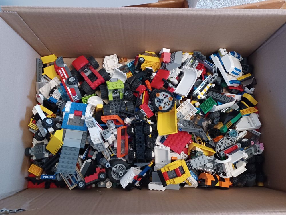 Karton voller Lego Teile 1