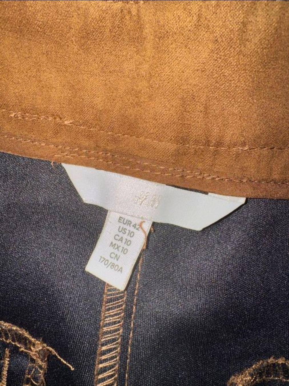 H&M Pantaloni: Shorts Wildlederoptik – Usato da Bern venduto da christiane_pr 2