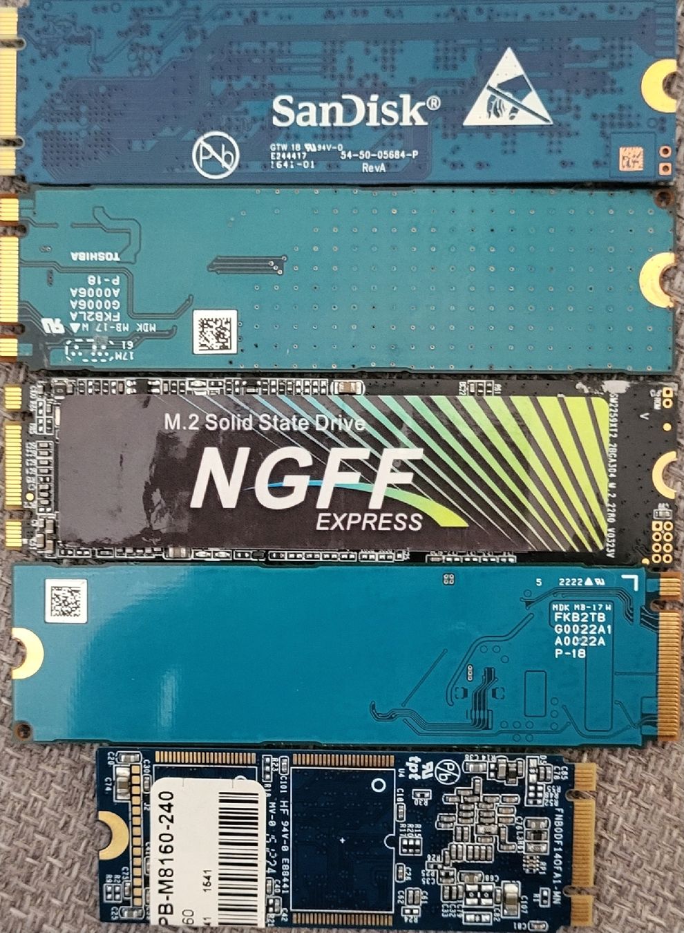 Dischi rigidi: 4×256GB 1×240GB M.2 SSD – Usato da Zürich venduto da Gulbi1919 1