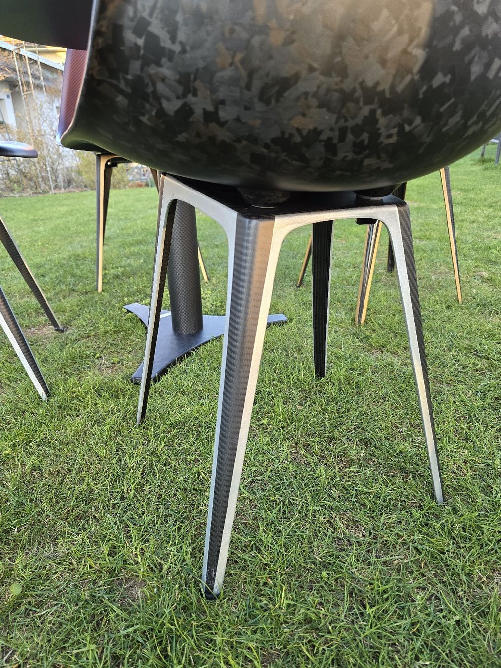 Set di tavolo e panche: Tisch mit Stühle aus 100% Carbon – Usato da Hettiswil venduto da Keeoll 6