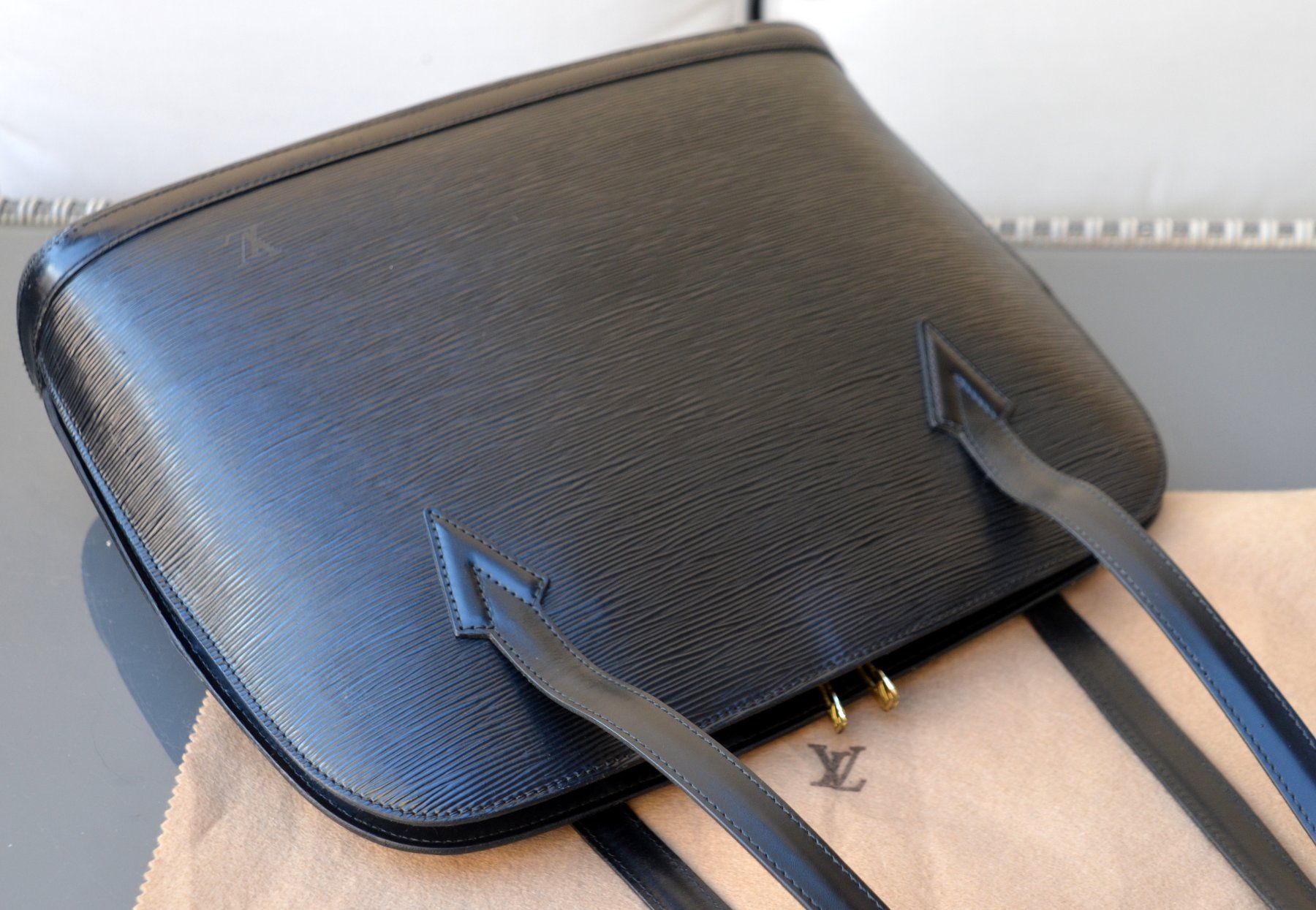 Louis Vuitton Taschen für Damen: Louis Vuitton Lussac Tasche / sac – Gebraucht aus Collonges von Auganien 2