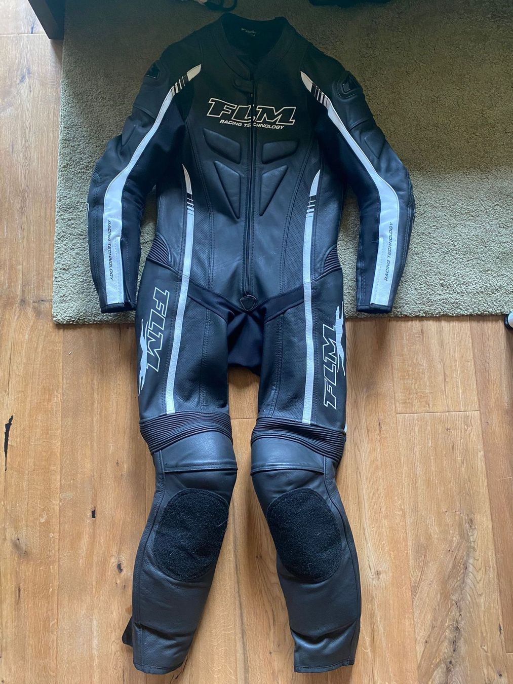FLM Costumes: Lederkombi Einteiler FLM grösse 48 – D'occasion à Wangen SZ par mar_6589