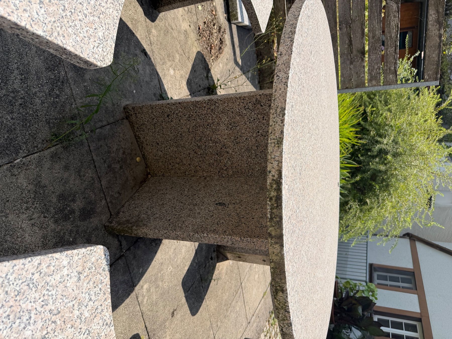 Tables: Granittisch mit Sitzbank rund – D'occasion à Wangen ZH par pme_c5hx 1