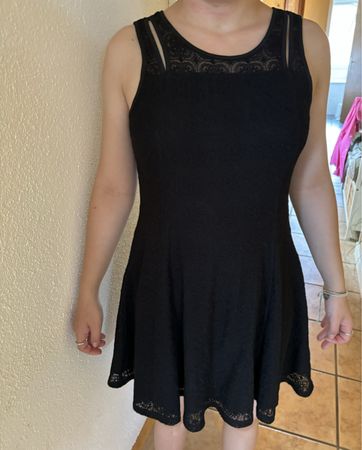 Abendkleid schwarz mit Spitze und cut-out bei Schulter