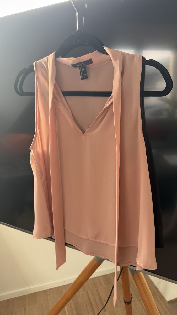 Camicette: Forever 21 Beige Blouse with Neck Tie – Usato da zug venduto da Inaar 1