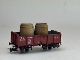 HR- Rivarossi Hochbord Wagen mit zwei Holzfässern
